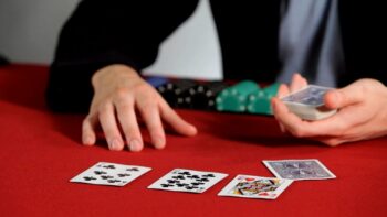 How do you determine the winning hand in a game of poker?